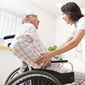 車椅子の移動介護